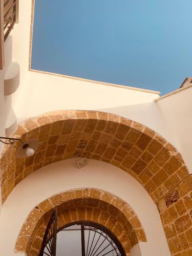 an archway in a building with a bicycle at Nonna Veronica in Gemini
