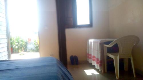 1 dormitorio con 1 cama, 1 mesa y 1 silla en ESPACE COLIBRI, en Palmarin