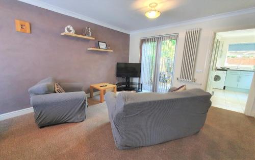 Posezení v ubytování Friars Walk houses with 2 bedrooms, 2 bathrooms, fast Wi-Fi and private parking