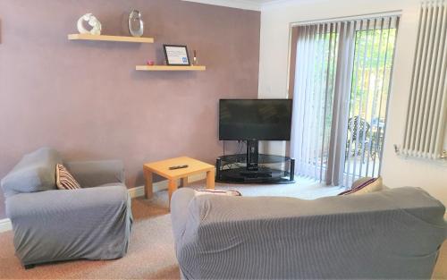 TV a/nebo společenská místnost v ubytování Friars Walk houses with 2 bedrooms, 2 bathrooms, fast Wi-Fi and private parking