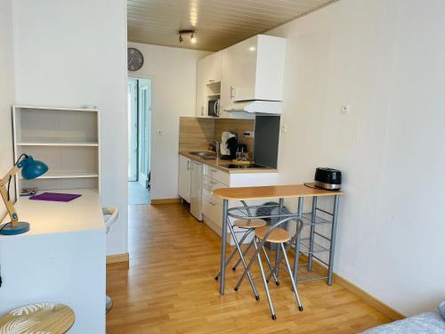 Kuchyň nebo kuchyňský kout v ubytování Studio avec la fibre et jardin, au coeur de Lorient