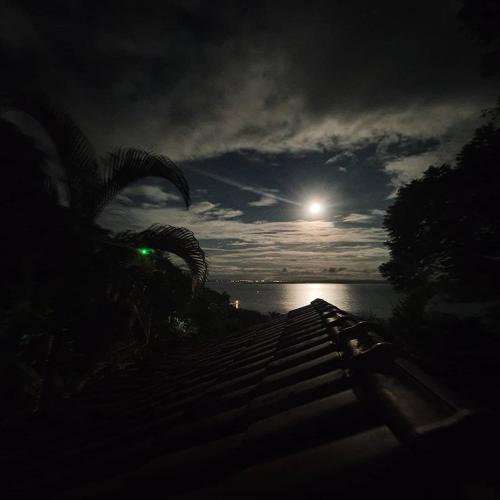 a view of a full moon over a body of water at Casa Vista al Mar in Morro de São Paulo