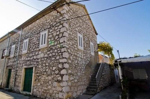 Το κτήριο όπου στεγάζεται  το διαμέρισμα