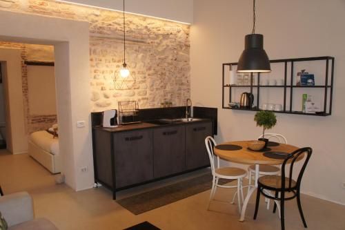 Una cocina y un comedor con mesa y sillas. en Casa Marzia, en Verona