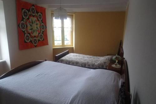 sypialnia z łóżkiem i oknem w obiekcie Gîte des 4 saisons en Brocéliande w mieście Néant-sur-Yvel