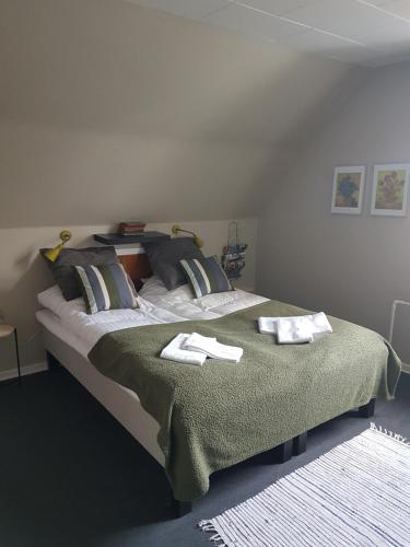 Tempat tidur dalam kamar di Gredstedbro Hotel