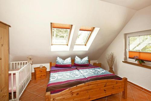 um quarto com uma cama de madeira com almofadas em Apartment, Kenz-Küstrow em Kenz