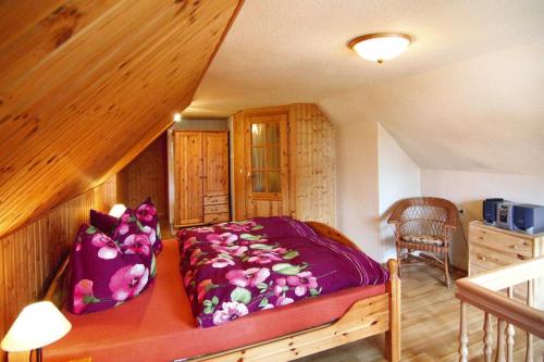 維克的住宿－Apartment, Wieck am Darss，一间卧室配有一张大床和紫色毯子