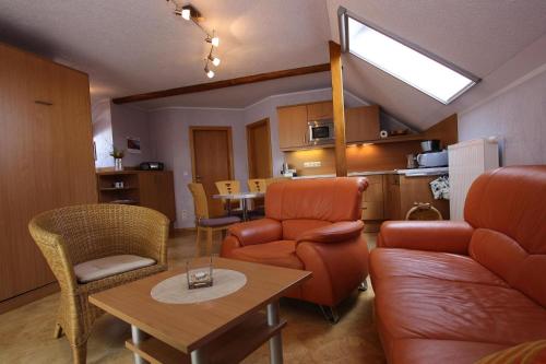 ein Wohnzimmer mit einem Sofa und einem Tisch in der Unterkunft Holiday complex Landlust M hlental in Oberwürschnitz