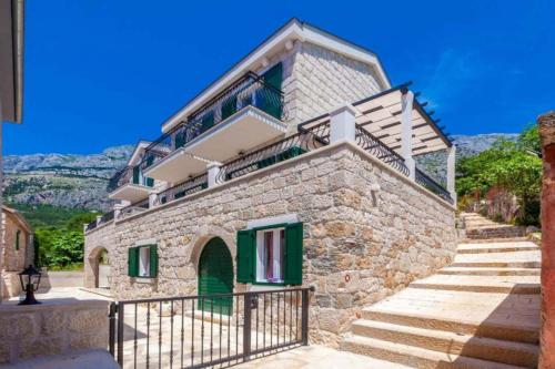 Villa Nina with heated pool & seaview