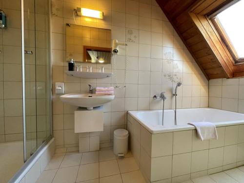 Salle de bains dans l'établissement Gasthaus und Landhotel Wiedmann