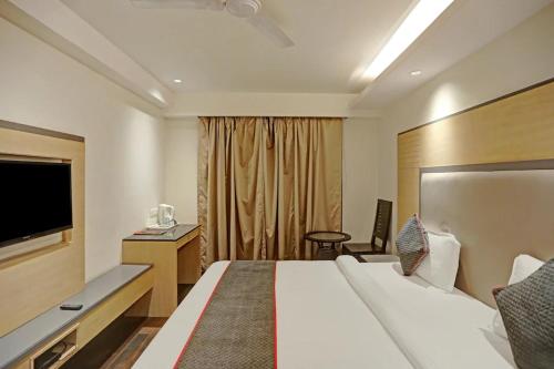 TV a/nebo společenská místnost v ubytování Hotel Superb 5 Mins Walk From New Delhi Station