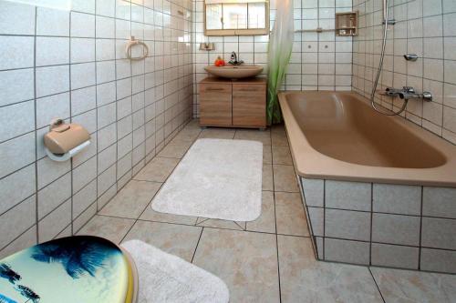 uma casa de banho com uma banheira e um lavatório em Holiday home shore view, Teupitz em Teupitz