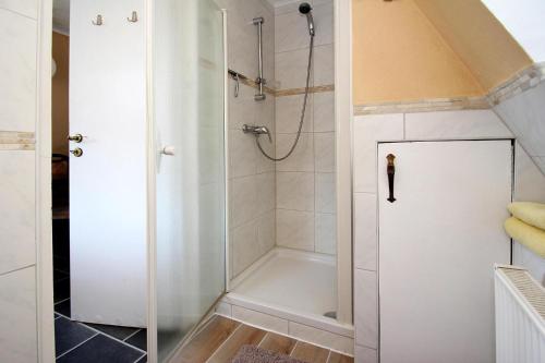 y baño con ducha y puerta de cristal. en Holiday home Stork's Nest 2, Falkensee en Falkensee
