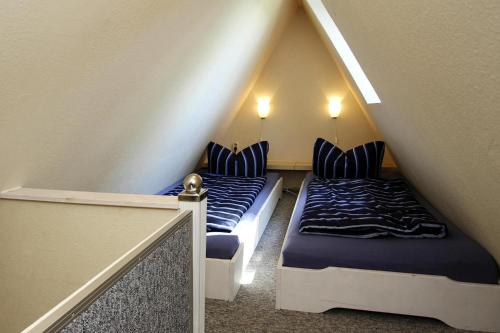 um quarto com 2 camas num sótão em Holiday home Stork's Nest 2, Falkensee em Falkensee
