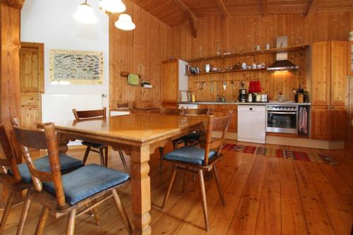 Vacation Home, Zahrensdorf في Zahrensdorf: مطبخ مع طاولة وكراسي خشبية
