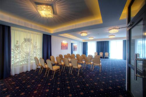 Ein Sitzbereich in der Unterkunft Hotel Łańcut