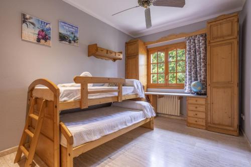 Katil dua tingkat atau katil-katil dua tingkat dalam bilik di Finca Can Bosch Family