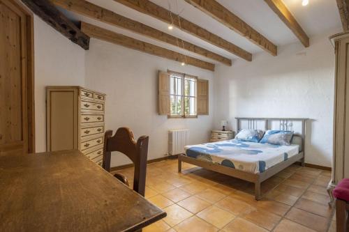 Un dormitorio con una cama y una mesa. en Villa Coric, en Inca