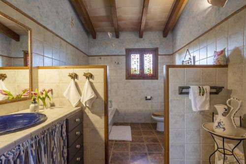 ein Badezimmer mit Waschbecken, Badewanne und Toilette in der Unterkunft Finca Sa Tanqueta Rústica in Inca