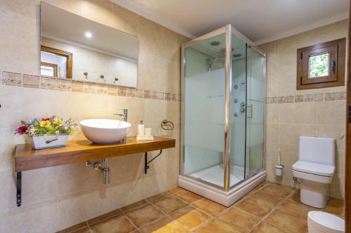 A bathroom at Pou Monjo
