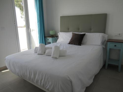 A bed or beds in a room at La Rosita Sun Apartments, by Comfortable Luxury