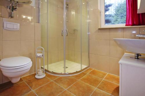 uma casa de banho com um chuveiro, um WC e um lavatório. em Bungalow summer house, Parchim em Parchim