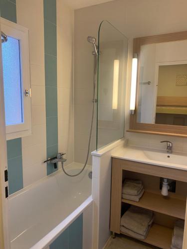 une salle de bain avec une douche, une baignoire et un lavabo dans l'établissement Charmant studio tout équipé, à Saint-Raphaël