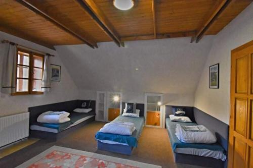 un soggiorno con 2 letti e un divano di Chalupa Grant a Špania Dolina