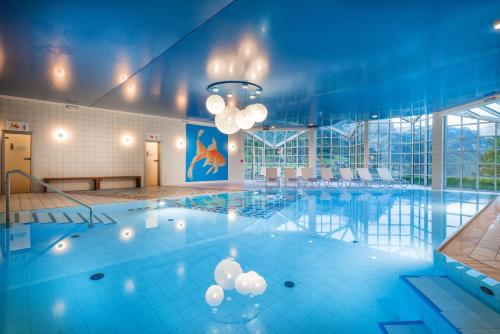 una grande piscina in un grande edificio di MONDI Appartements am Grundlsee a Grundlsee