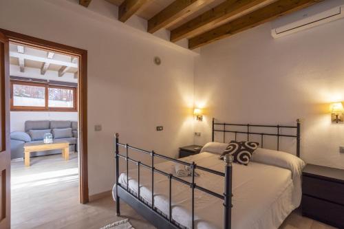 ein Schlafzimmer mit Bett und ein Wohnzimmer in der Unterkunft Villa Can Pep in Cielo de Bonaire 