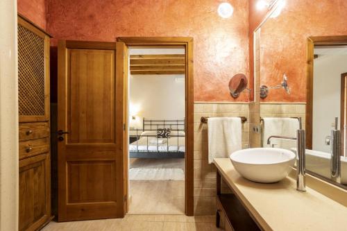 ein Badezimmer mit Waschbecken und Spiegel in der Unterkunft Villa Can Pep in Cielo de Bonaire 