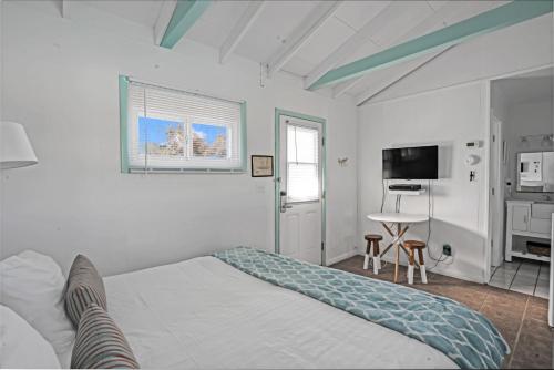 
a room with a bed and a television at Driftwood Resort on the Ocean in Montauk
