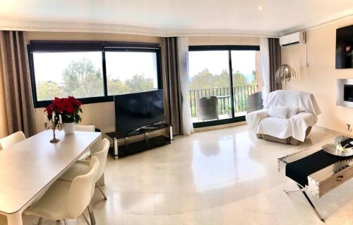 Tranquil 3 bed villa with private pool + sea view!