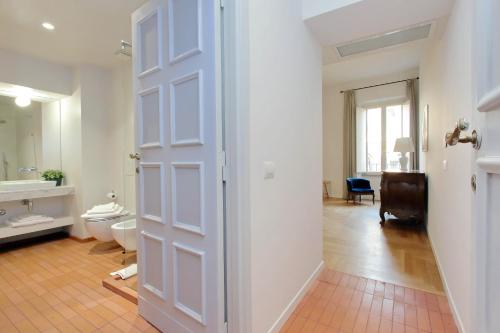 ローマにあるResidenza Torre Vecchiarelli - apt 3のバスルーム(トイレ、洗面台、ドア付)