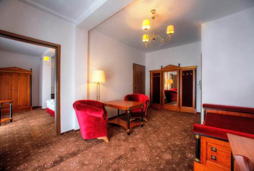 Ein Sitzbereich in der Unterkunft Hotel Łańcut