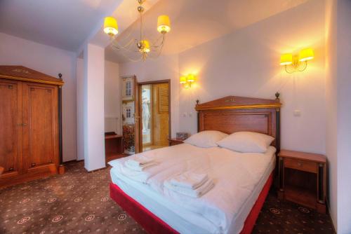 Ein Bett oder Betten in einem Zimmer der Unterkunft Hotel Łańcut