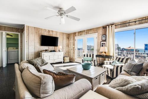 ein Wohnzimmer mit 2 Sofas und einem TV in der Unterkunft Sea Forever in Gulf Shores