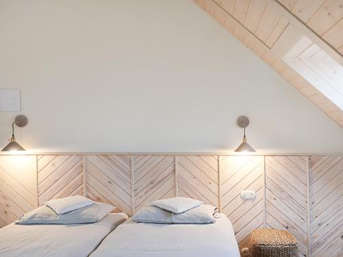 阿尼克什奇艾Palaima Hotel Anykščiai的一间卧室，配有一张床和两个枕头