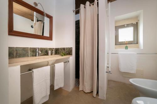 A bathroom at Masseria Casina Baronale