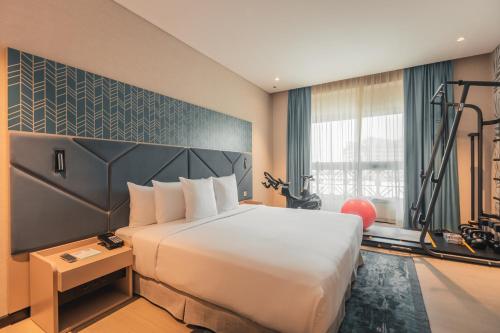 Una cama o camas en una habitación de Barcelo Al Jaddaf, Dubai