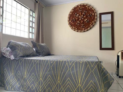 1 dormitorio con cama y espejo en la pared en Casa Estrela de Jorge en Sao Jorge