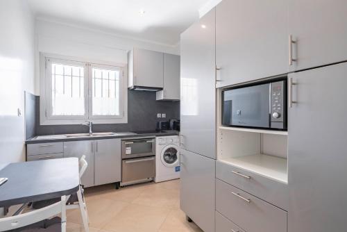 La cuisine est équipée d'un four micro-ondes et d'un évier. dans l'établissement Wdf 2 bedrooms 1min walk to Carlton hotel, à Cannes