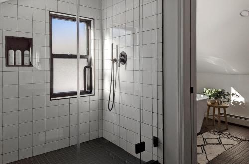 een badkamer met een douche en een glazen deur bij Acorn Lodge - Luxury Cabin, Catskills, Windham Mountain, Hunter Mountain in Cairo