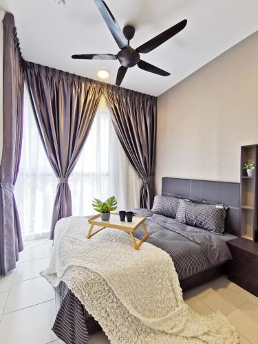 Una cama o camas en una habitación de 3 Astetica Residences The Mines 4BR WiFi Netflix Lake View