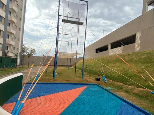 een lege speeltuin met een trampoline voor een gebouw bij Solar das Aguas Park in Olímpia