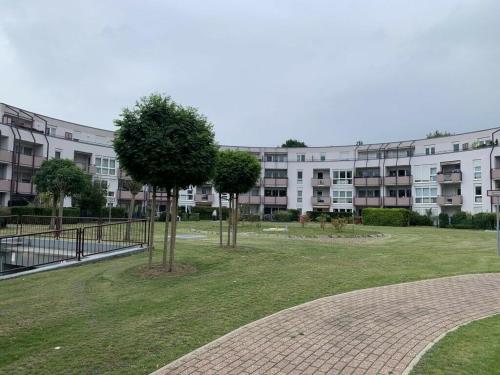 un parque con árboles frente a un edificio en Ruhige 3 Zimmer EG Wohnung nähe VW, Klinikum, im Zentrum, en Wolfsburg