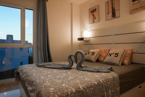 Un dormitorio con una cama con una estatua de cisne. en Villa Nirvana - Luxury Villa with Heated Pool, en Playa Paraiso