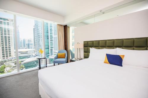 En eller flere senge i et værelse på voco - Bonnington Dubai, an IHG Hotel