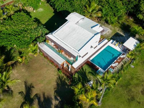 una vista aérea de una casa con piscina en Bella Gamboa casa de praia !Gamboa en Gamboa